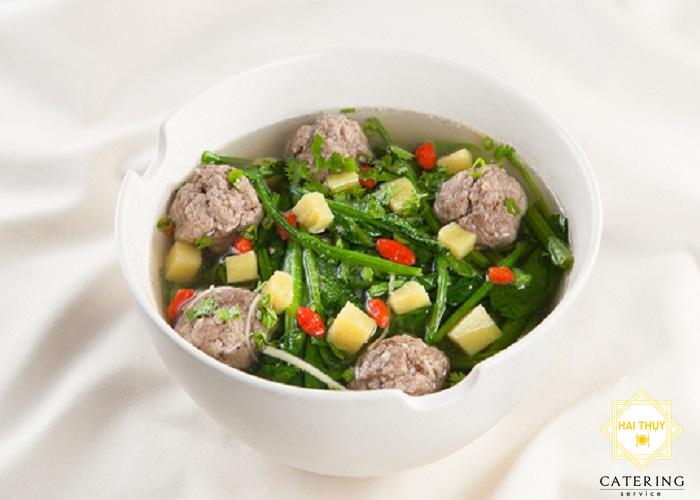 Làm "canh bó xôi thịt bò" bổ dưỡng