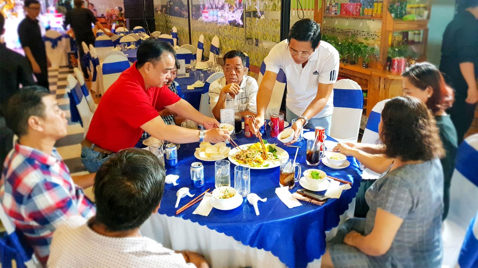 Thật đáng tiếc nếu bạn bỏ lỡ dịch vụ đặt tiệc tất niên công ty Hai Thụy catering