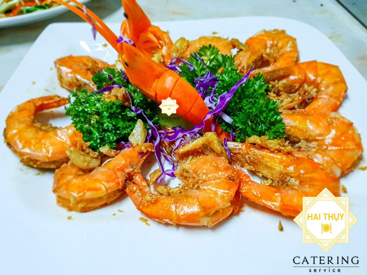 Tôm cháy tỏi mang một hương vị đậm đà và hấp dẫn