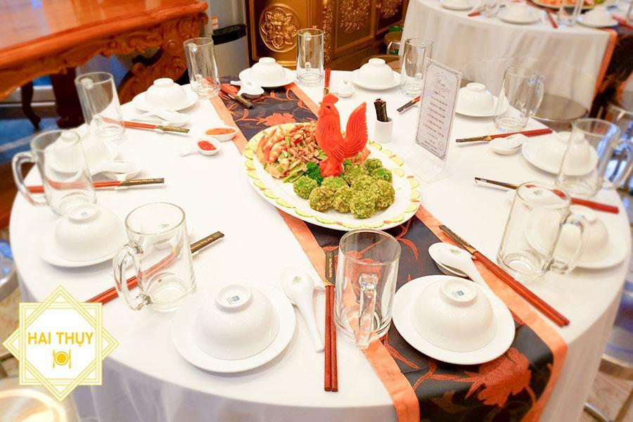 Set up bàn tiệc chuyên nghiệp, đầy đủ