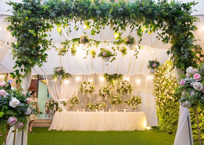 Trang trí tiệc cưới ngoài trời với những mẫu hoa tươi tuyệt đẹp