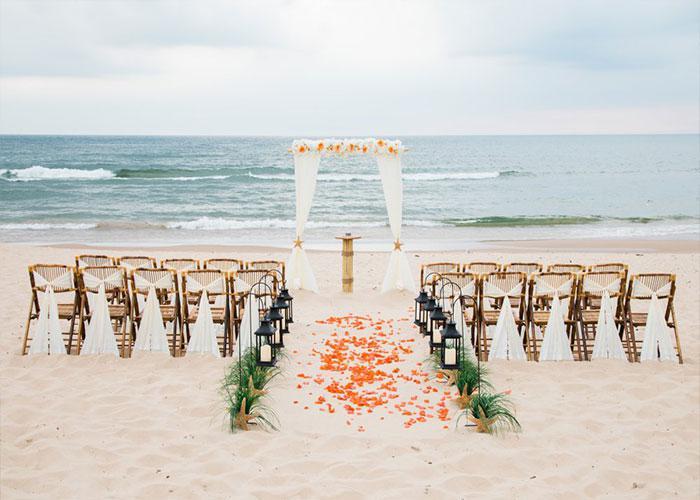 Khoảnh khắc trăm năm đáng nhớ với tiệc cưới ngoài trời bên đại dương xanh