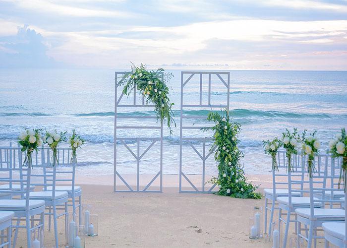 Khoảnh khắc trăm năm đáng nhớ với tiệc cưới ngoài trời bên đại dương xanh